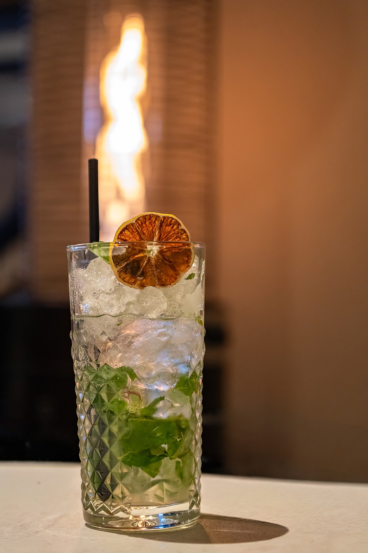 Mojito recién preparado con hierbabuena
