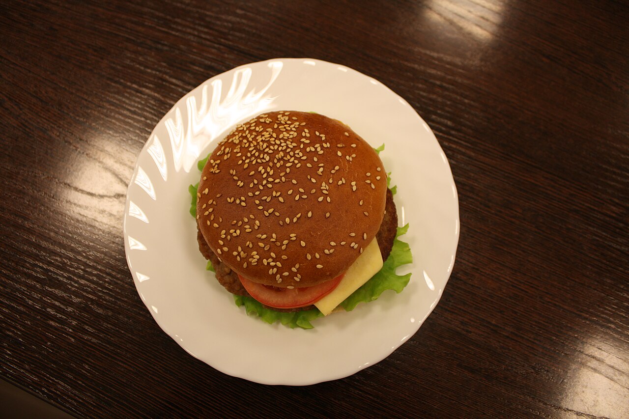 Hamburguesa Habanera con plátano maduro y salsa criolla