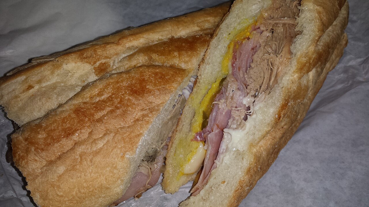 Sándwich cubano prensado con lechón y queso