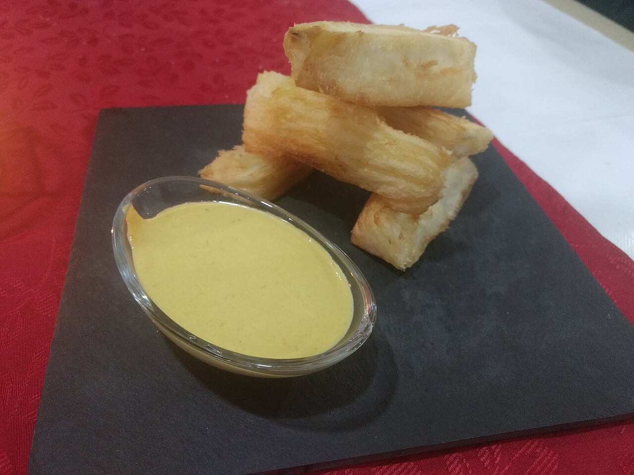 Yuca frita con mojo de ajo